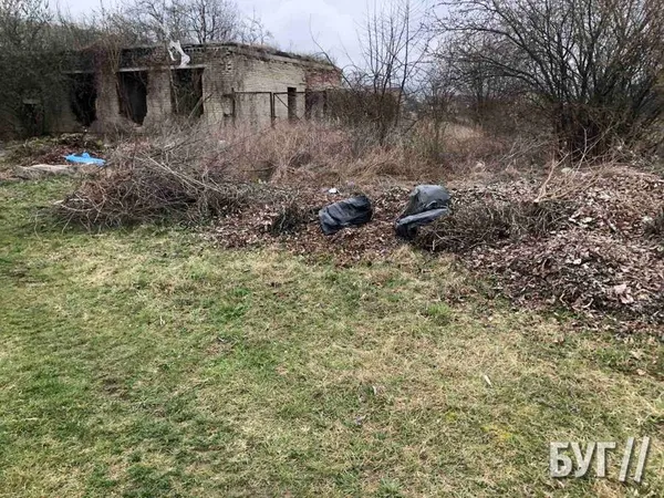 Покійників несуть через гори непотребу: селище на Волині потопає у смітті (фото)