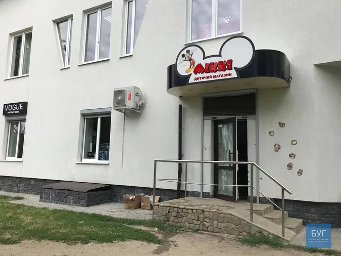 У Нововолинську розтрощили магазин дитячого одягу та автівки власників (фото)
