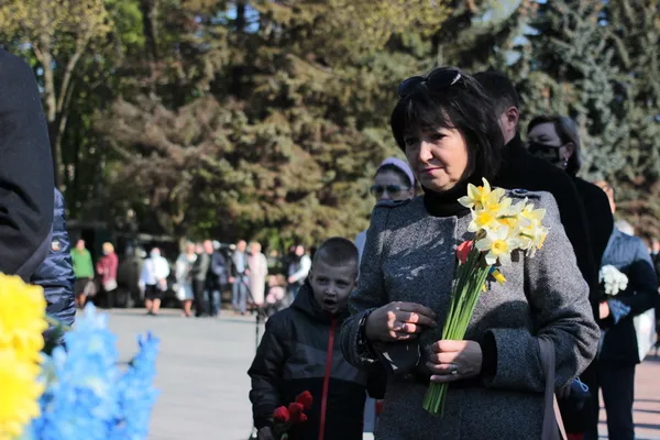 Квіти, пісні та ветерани: у Луцьку відзначили День перемоги (фото)