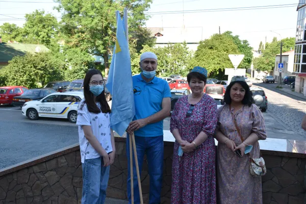 Над Луцькрадою підняли кримськотатарський прапор (фото)