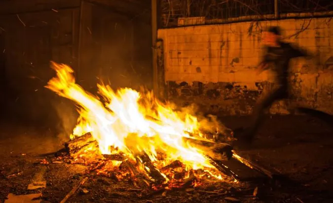 На Волині п'ятирічний хлопчик вилив бензин у багаття і обгорів (відео)