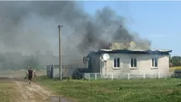 На Сумщині поліцейський витягнув з хати, на яку впав ворожий дрон, поранену жінку (фото)
