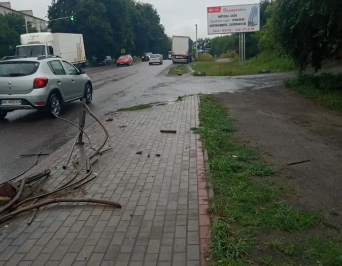 «Були б з нас чудові консерви»: на Володимирській фура знесла паркан (фото)