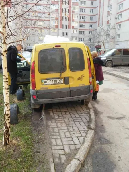 Луцькі муніципали «полюють» на порушників правил паркування (фото)