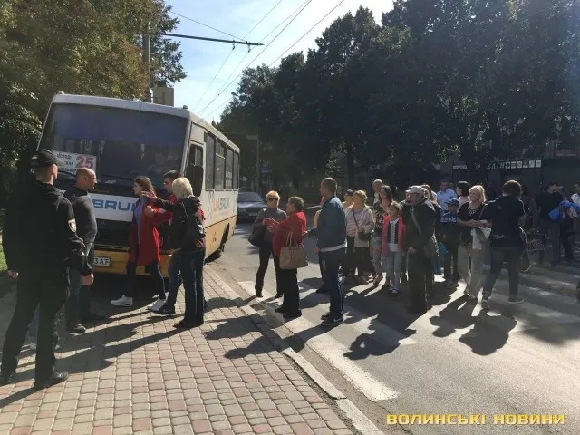 У Луцьку страйкують дачники: перекрили проспект Волі (фото)