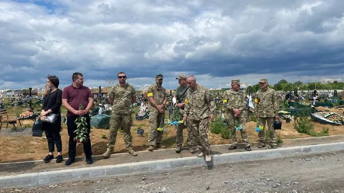 Вінниця у скорботі: вбиту рашистами дівчинку Лізу хоронили з почестями (фото)
