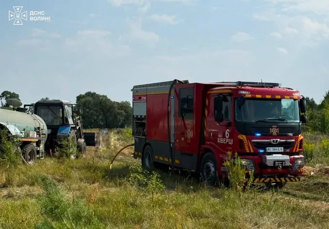 Палали купи сміття й чагарники: на Волині гасили пів гектара пожежі (фото)