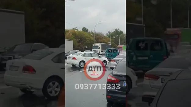 У Києві в масштабній ДТП розбили ексклюзивний спорткар Jaguar за $175 тисяч (відео)
