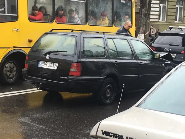 У центрі Луцька – аварія: зіткнулися два автомобілі (фото) 