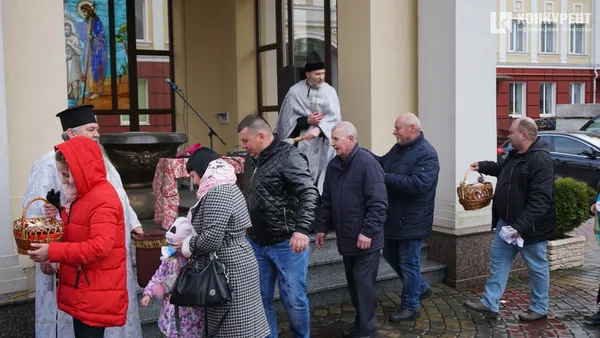 Війна і Воскресіння: у Луцьку святять паски у суботу і без свічок (фото)