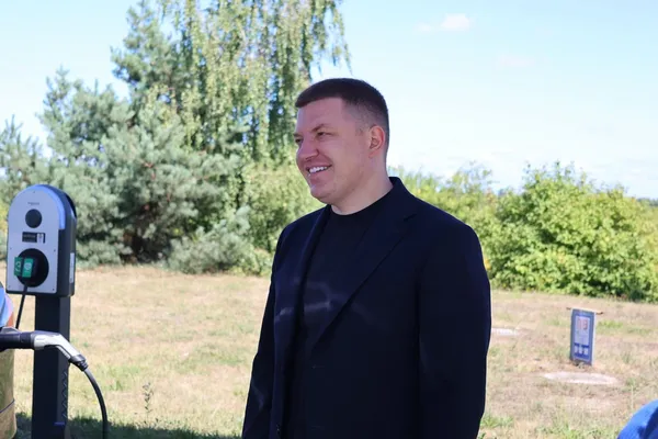 Заряджає електромобілі від сонця: ветеран з Волині відкрив власну справу завдяки гранту (фото)