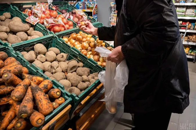 Які молоді овочі та фрукти подешевшали в Україні