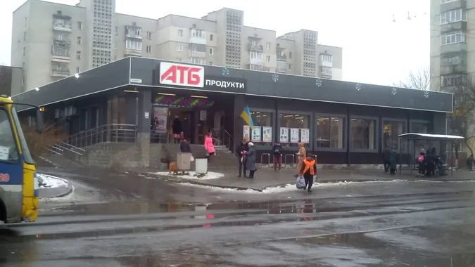 У луцькому «АТБ» чоловіки побилися півлітровою пляшкою вина