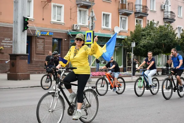 У вишиванках і з прапорами: у Луцьку відбувся традиційний велопробіг до Дня міста (фото)