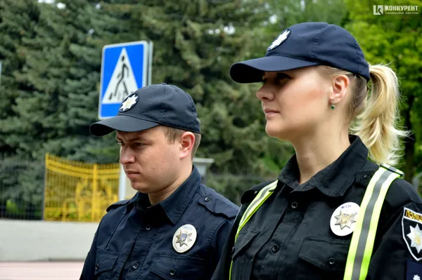 Зніми навушники: у Луцьку на переходах розмістили попереджувальні знаки (фото)