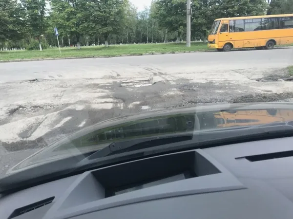 Лучанин просить залатати яму біля наркодиспансеру (фото)