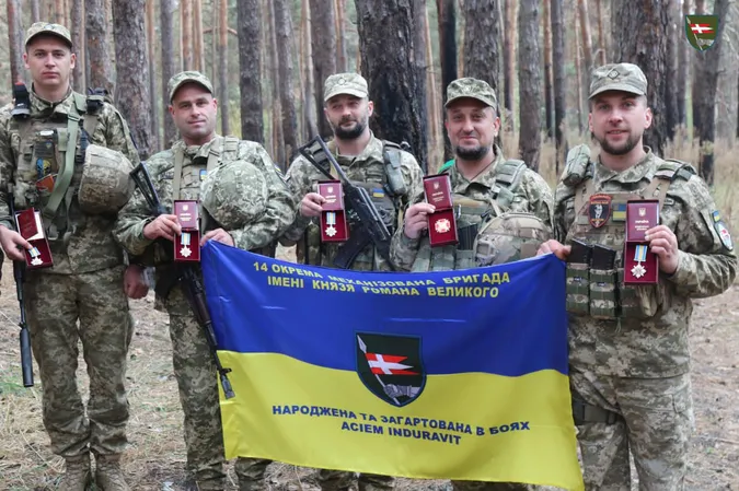 Зеленський нагородив бійців 14-ї ОМБр в зоні бойових дій (фото)