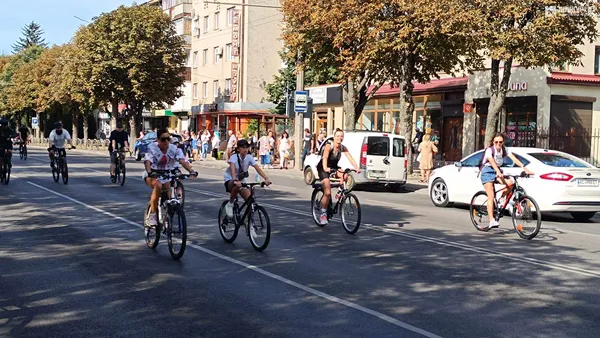 З байкерами і поліцією: у Луцьку – велопробіг у вишиванках (фото, відео)