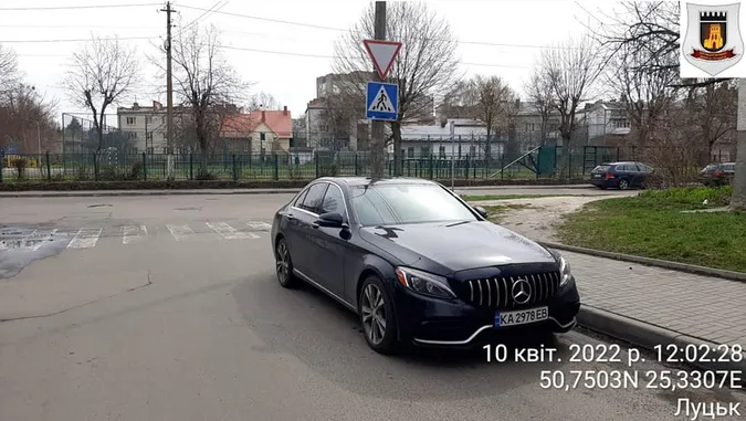 У центрі Луцька виявили понад 200 порушень правил паркування (фото)