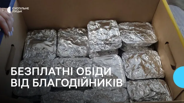 У Луцьку волонтери роздають безплатні гарячі обіди (відео)