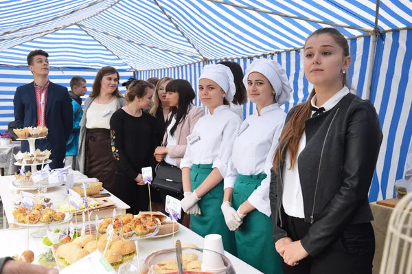 Торгівля по-волинськи: у центрі Луцька – святковий ярмарок (фото)