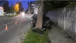 У Луцьку Lexus влупився в дерево на тротуарі (фото)