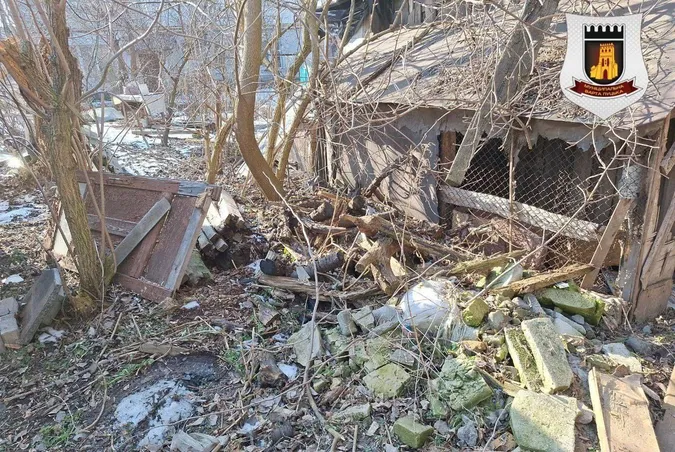 У Луцьку муніципали розвалили старі халабуди на Дубнівській (фото)