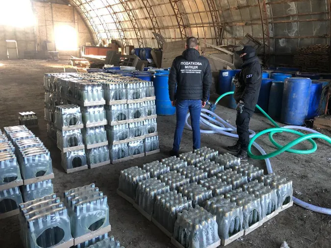 Податкова міліція Волині виявила канал збуту алкогольного фальсифікату (фото)