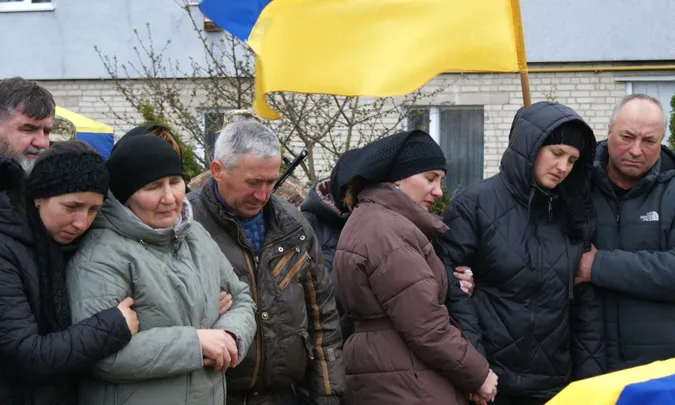 До останнього подиху – за Україну: Рожищенська громада попрощалася з Героєм Сергієм Мандзюком (фото)