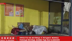 У Луцьку помітили жінку, яка понад місяць живе під магазином (відео)
