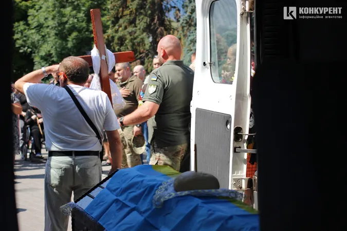 Віддали життя за нас: Луцьк на колінах попрощався з двома захисниками (фото, відео)