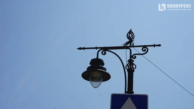 Літо на порозі: вулиця Братковського вабить тишею і квітами (фото)