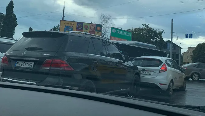 У Луцьку на «турбокільці» зіткнулись Mercedes і Ford (фото)