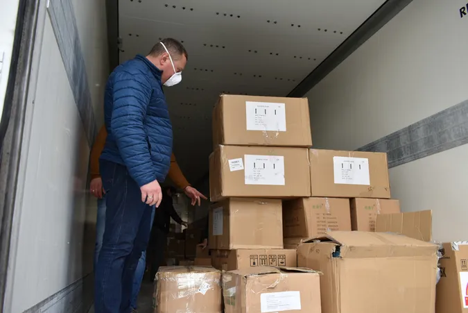 40 тисяч респіраторів та 600 костюмів: Волинь отримала допомогу (фото)