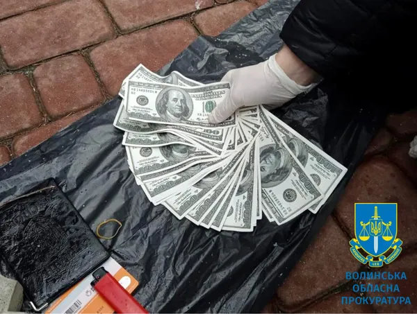 У Луцьку банда «вибивала» з військового 3000 доларів надуманого боргу (фото)