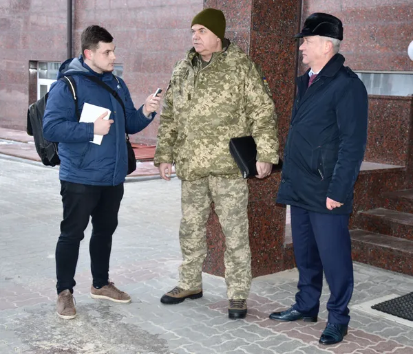 Зліва-направо: журналіст Руслан Пилипчук,  генерал-полковник Сергій Дроздов, директор заводу Володимир Маракулін