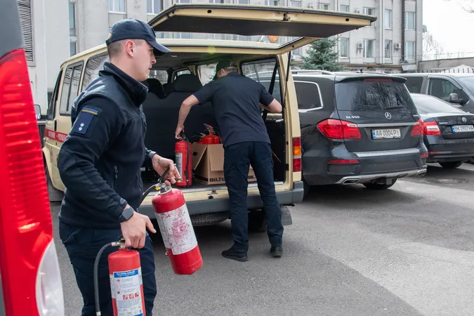 У Луцьку рятувальникам передали вогнегасники з Норвегії (фото)