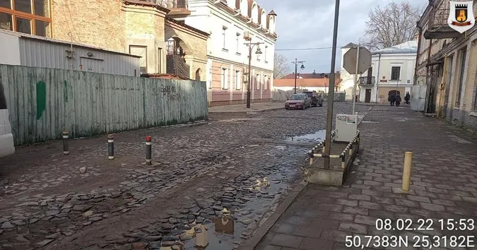 Муніципали позрізають обмежувачі руху у Луцьку і прилеглих селах (фото)