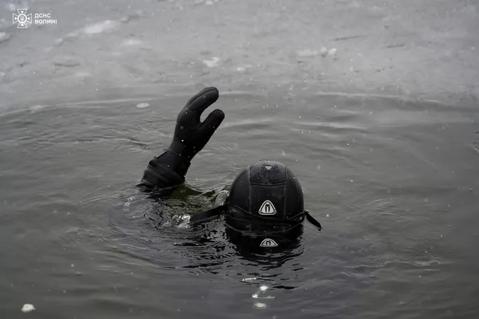 У Луцьку до рибалок на Теремнівських ставках завітали водолази (фото)