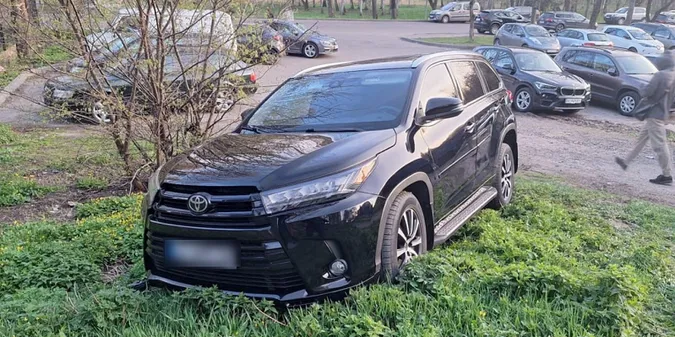 У луцькому парку водії позалишали свої автівки посеред газонів (фото)