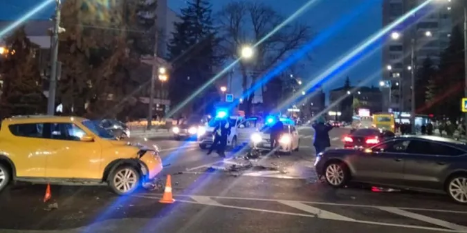 У центрі Луцька «пассат» протаранив дві автівки (фото)