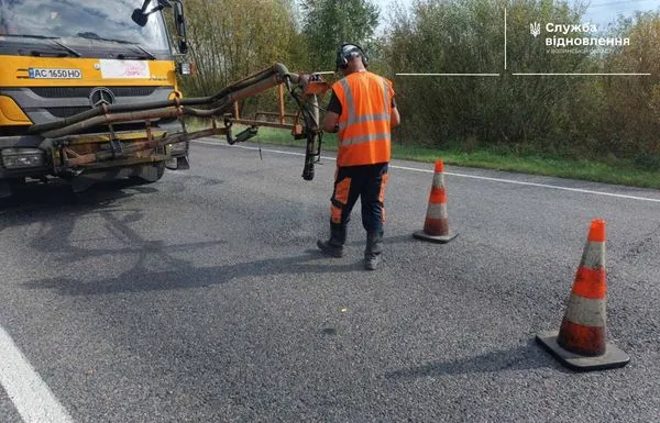 Взялися за вибоїни, мости, розмітку та узбіччя: на Волині ремонтують дороги (фото)