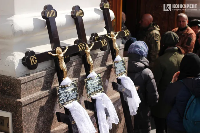 Зі сльозами та на колінах: Луцьк попрощався з трьома своїми Героями (фото, відео)