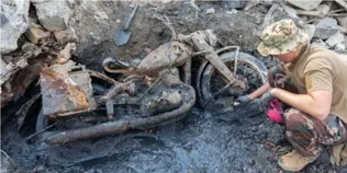 Дунай обмілів і відкрив таємницю: з-під води показався німецький військовий мотоцикл із останками солдата (фото)