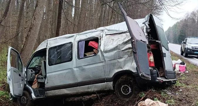П'ятеро постраждалих: на «Варшавці» бус з пасажирами злетів у кювет (фото, відео)