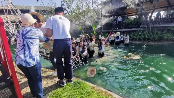 Міст не витримав: на конкурсі «Міс Таїланд» 30 учасниць упали в воду (відео)