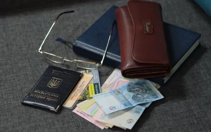 Чому «заморожують» виплати пенсій і як це врегулювати