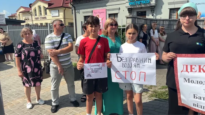 «Батьки, обирайте відповідальність»: у Шацьку закликали не садити дітей на мотоцикли (фото, відео)
