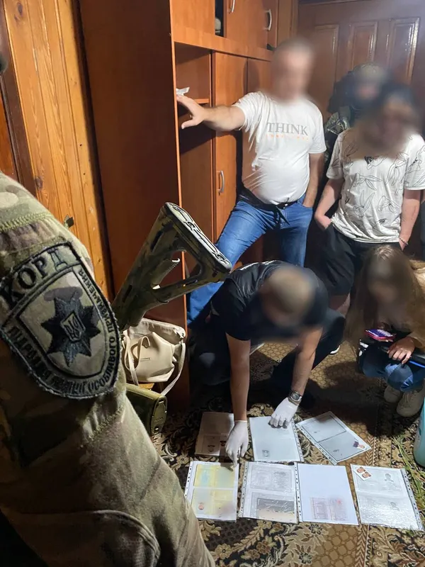 На Волині банда виготовляла і продавала липові документи для виїзду за кордон (фото)
