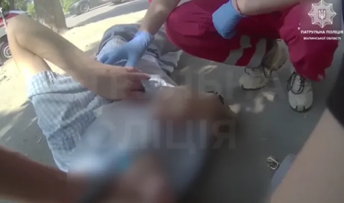 У Луцьку посеред дороги в чоловіка стався напад епілепсії (відео)